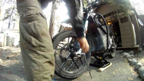 Comment mettre une béquille à l'avant d'une moto ?