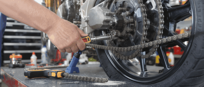 découvrez les étapes essentielles pour vérifier si la chaîne de votre moto est correctement serrée. apprenez à éviter les problèmes de sécurité et à prolonger la durée de vie de votre véhicule grâce à nos conseils pratiques.