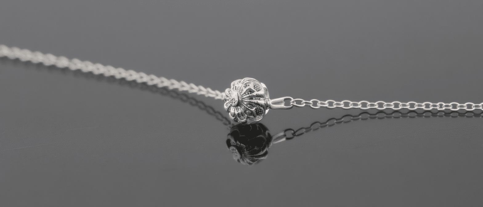 découvrez les astuces pour identifier un bijou en argent 925. apprenez à reconnaître les poinçons, vérifiez l'authenticité et évitez les contrefaçons. guide essentiel pour les passionnés de bijoux et les consommateurs avertis.