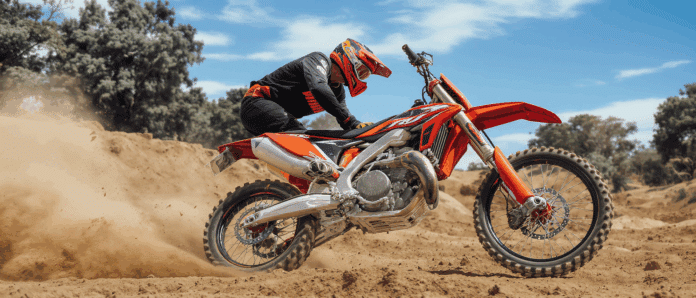 découvrez les étapes essentielles pour soulever une moto de cross en toute sécurité. que vous soyez débutant ou confirmé, apprenez les techniques appropriées pour manipuler votre machine sans risquer de vous blesser.