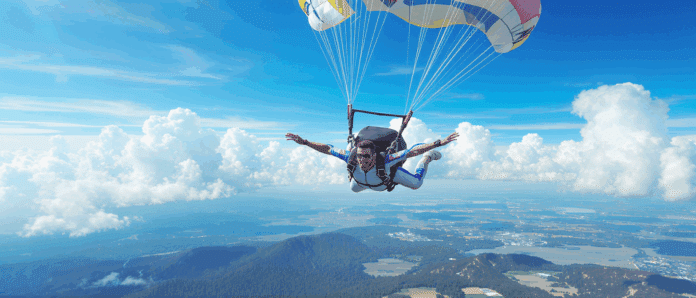 vivez une expérience inoubliable avec le saut en parachute ! ressentez l'adrénaline et dépassez vos limites dans ce défi exceptionnel. prêt à faire le grand saut ?